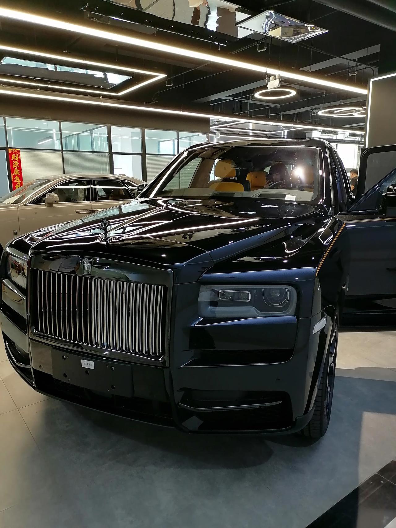 劳斯莱斯库里南钻石黑锻造黄配置四座座椅通风星空顶双腰线