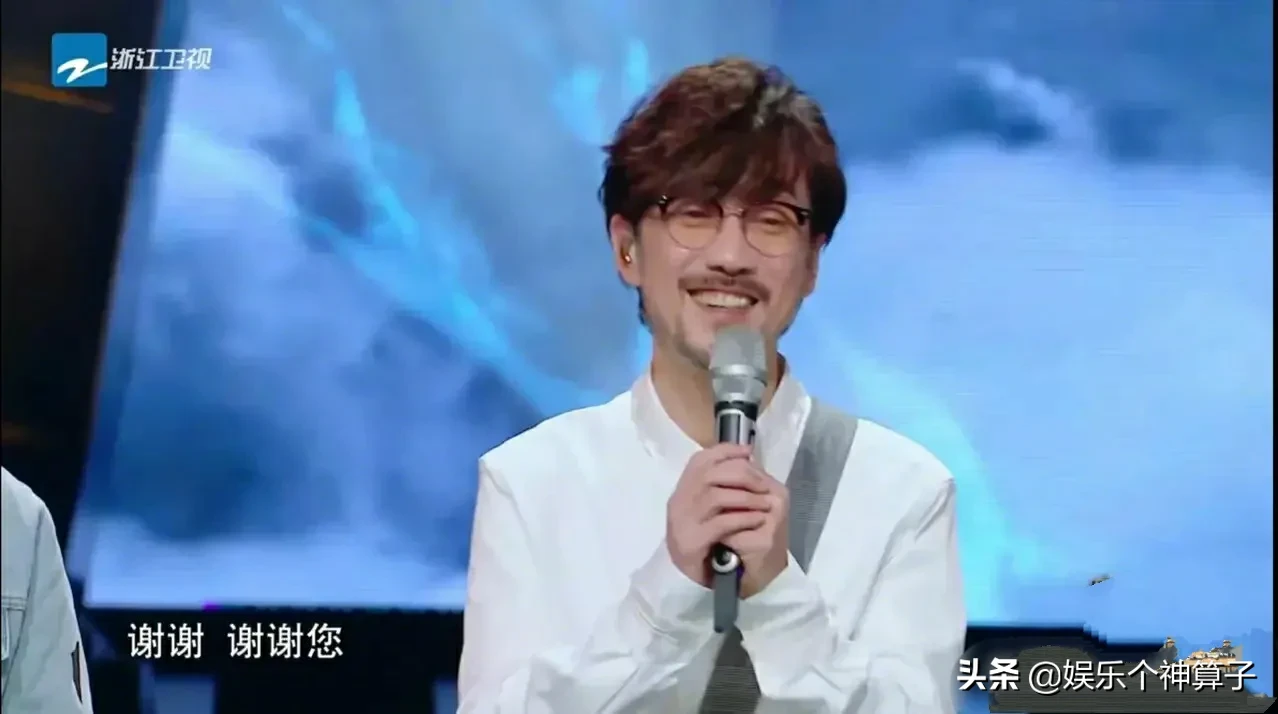 舞台|周传雄重返舞台被新人点评引争议 孟美岐自己可能都懵了