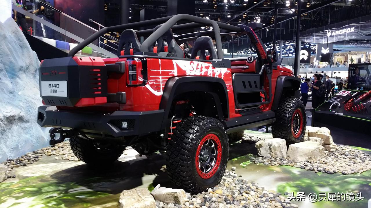 灵犀车谈#北京汽车bj40 狩猎者!这大概是官方改装的越野