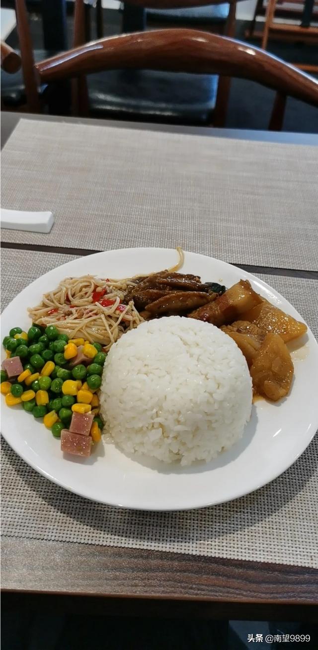 女士买保时捷吃了4s店的工作餐不买了,啥原因? - 西瓜视频