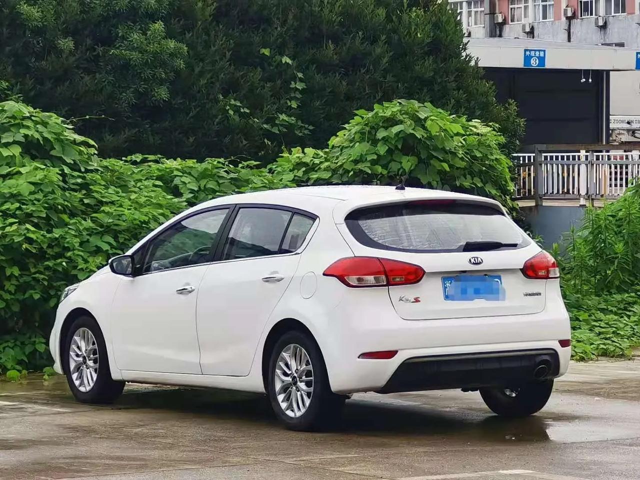 起亚k3两厢15年5月 该车漆面保养良好,车身结构无修复,无