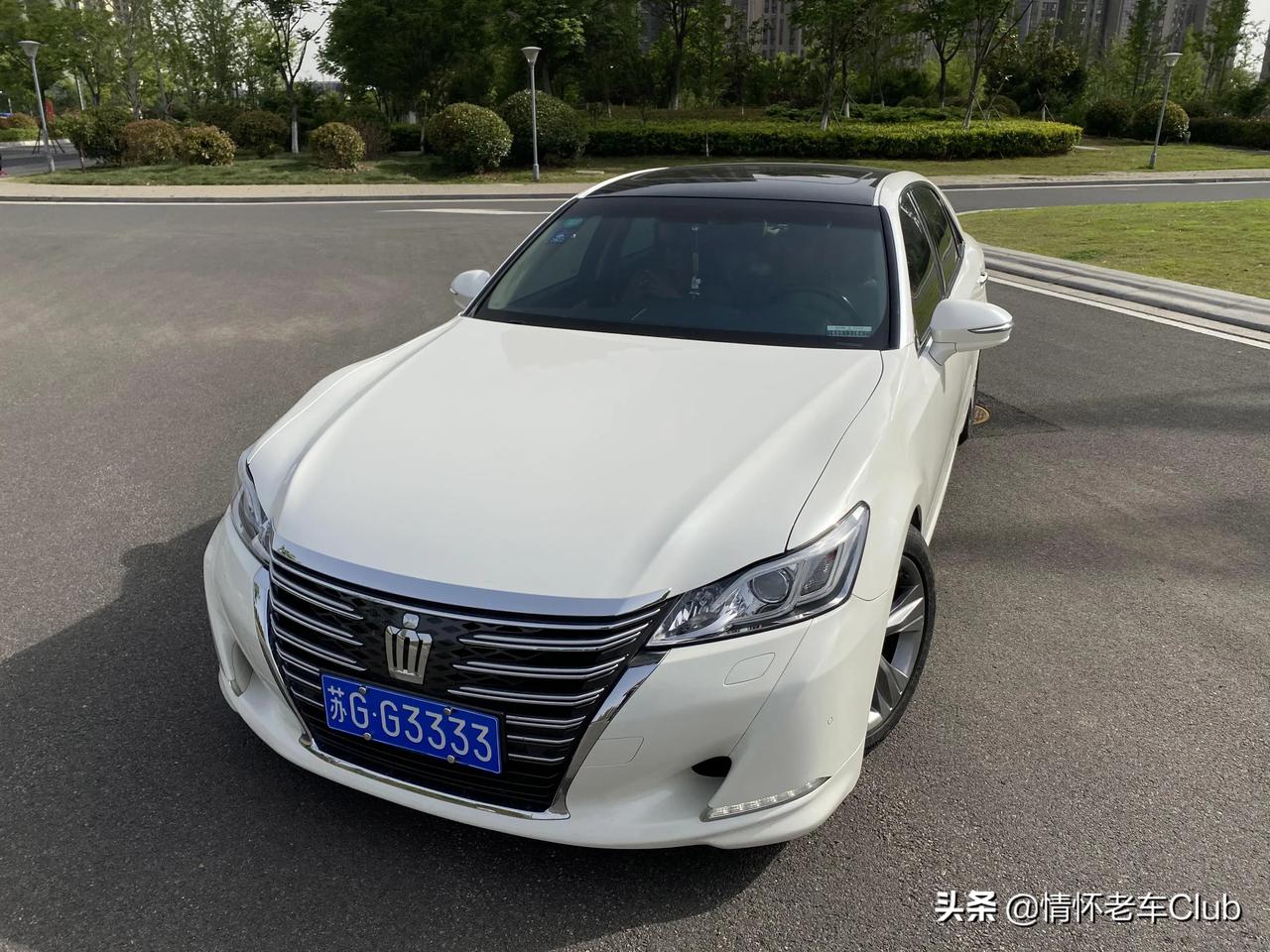 白色皇冠优雅14代一点都不差可惜它停产了还好我拥有一台皇冠停产丰田