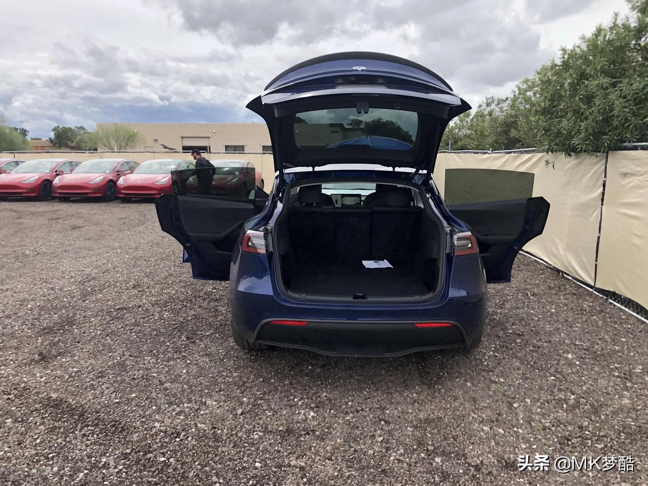 最棒的电动suv 特斯拉model y 1.超大后备箱开口后
