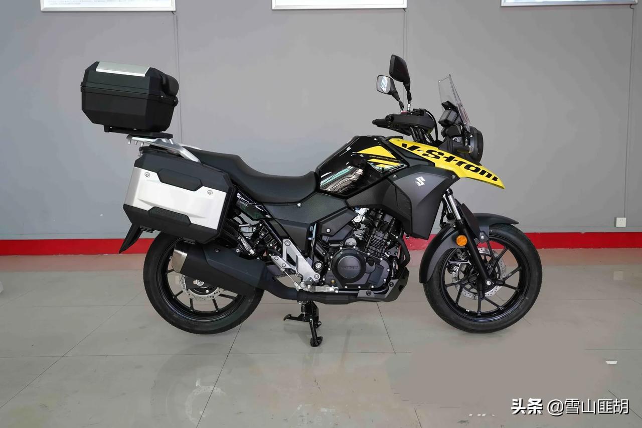 豪爵铃木dl250 双缸水冷搭配了一个17 3升的油箱,满足