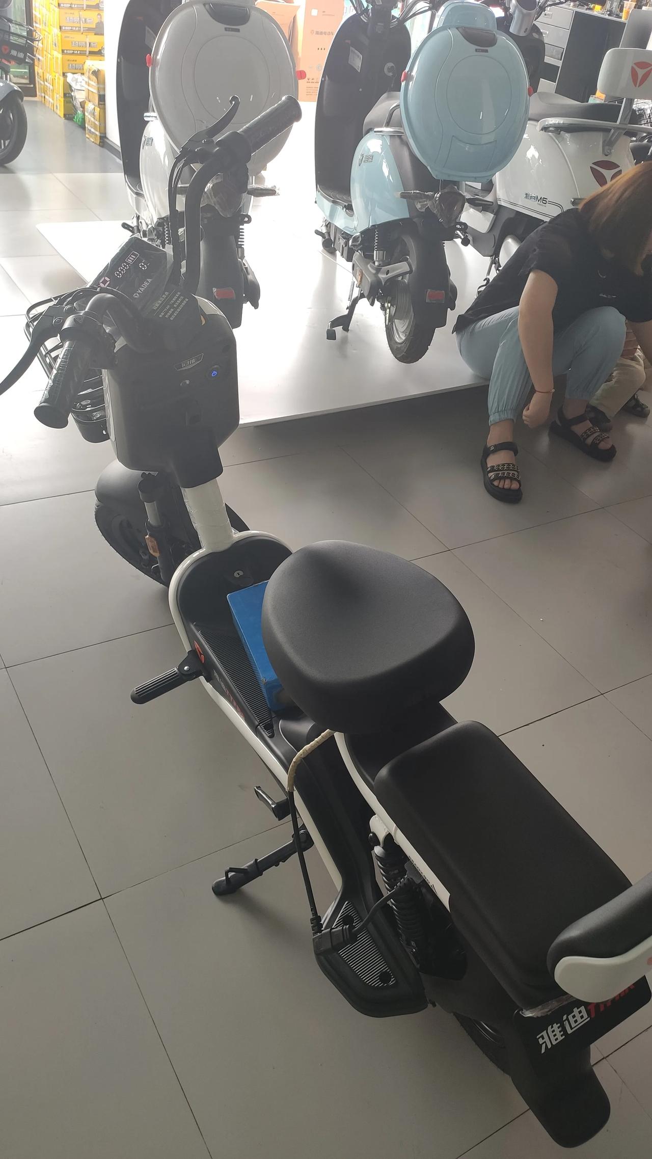 雅迪冠能速迈系列外观精致大气就是价格小贵