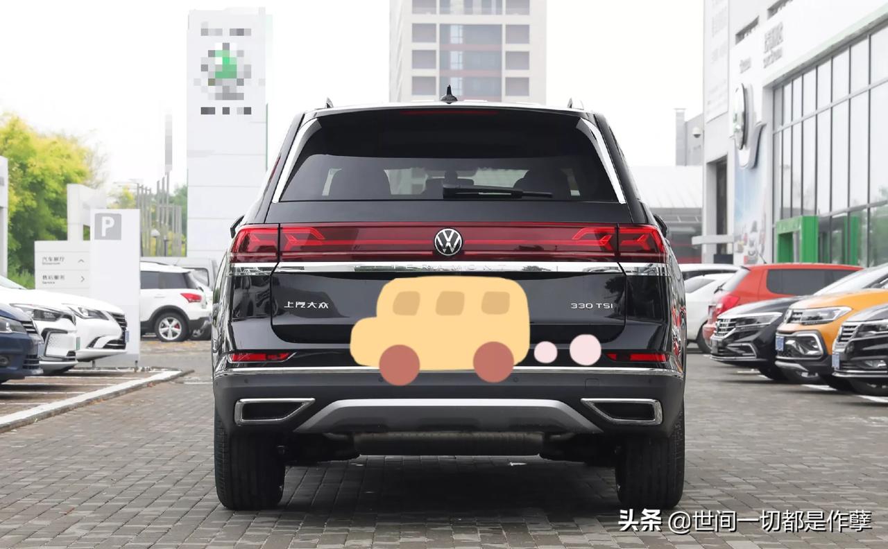 大众##大众途昂# 途昂在车尾上银色的镀铬条上面打上银色的字母,这是