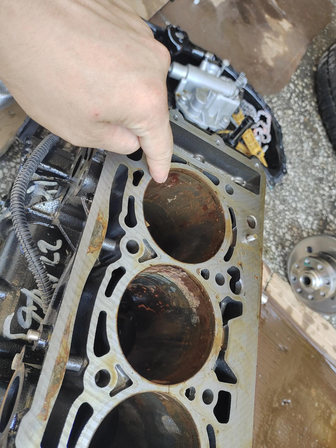 泡水车二次打火后果很严重,如果不打火在水里泡的时间长后果一样