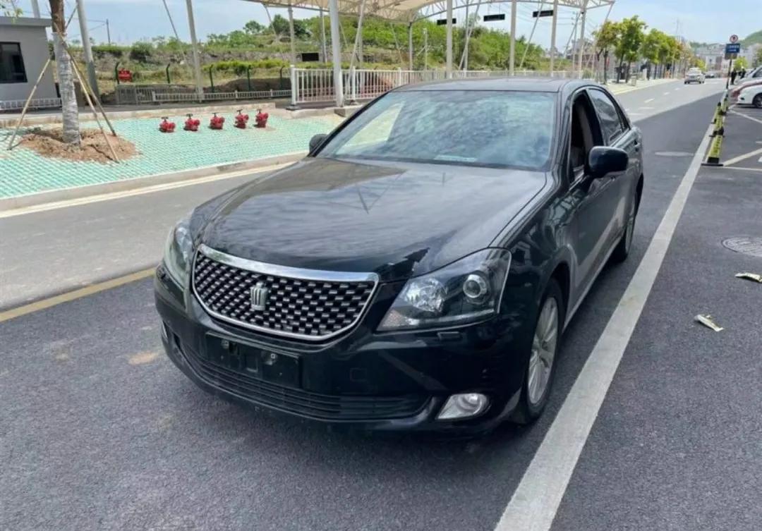 这辆皇冠不是普通的版本,拥有一颗大排量4.3l的v8发动机