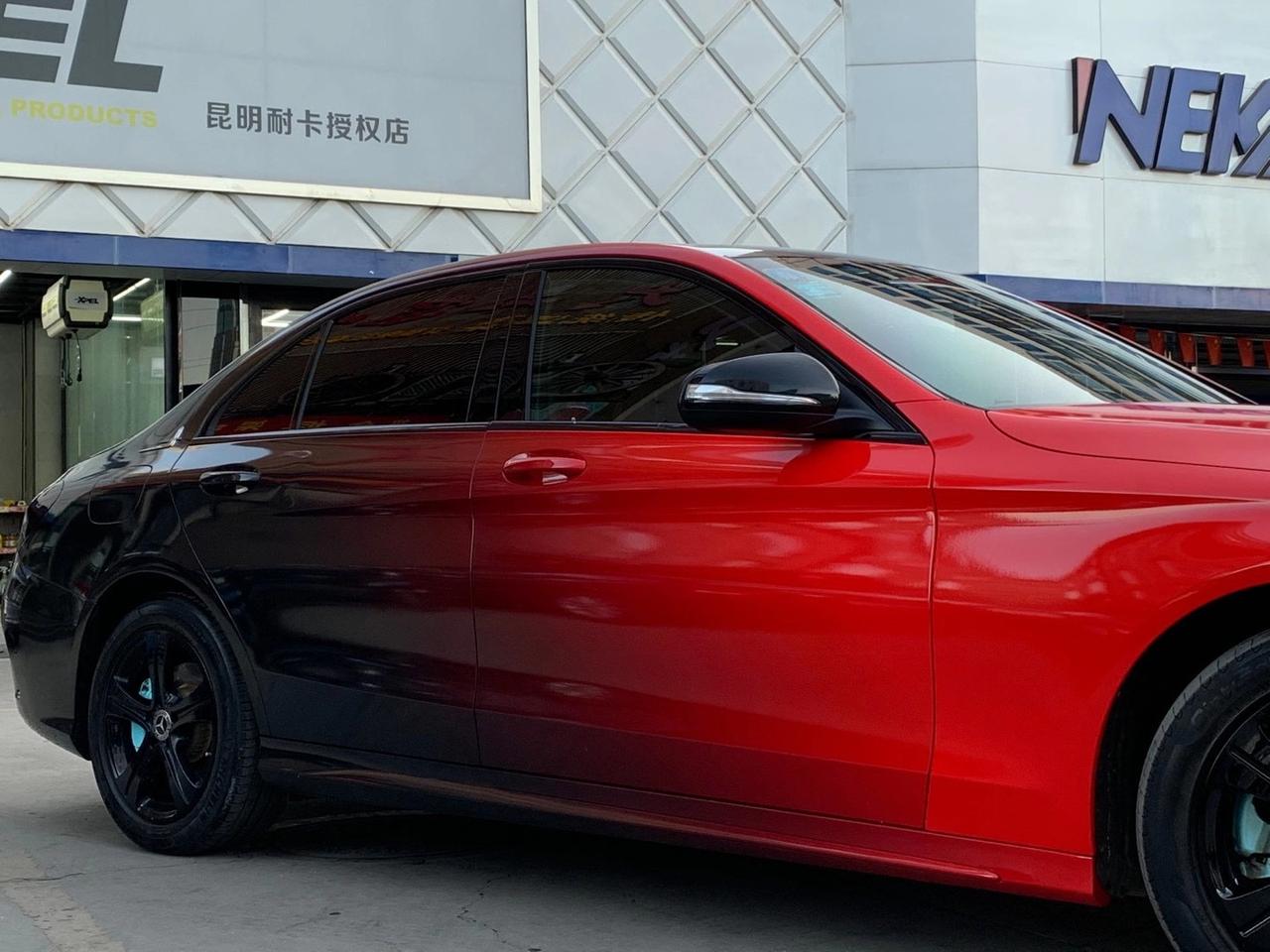 奔驰c定制红黑渐变改色膜今年定制消光色的流行年