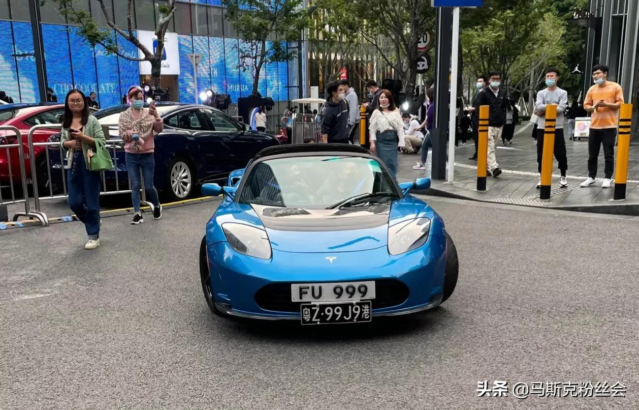 香港街头现特斯拉新款敞蓬跑车