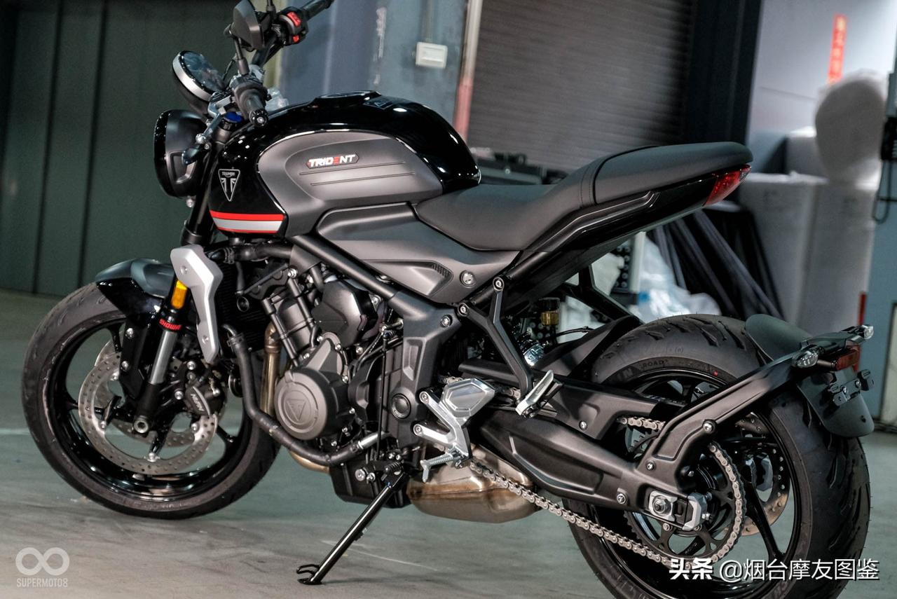 凯旋trident660三叉戟街车实拍!复古现代的外观你觉得