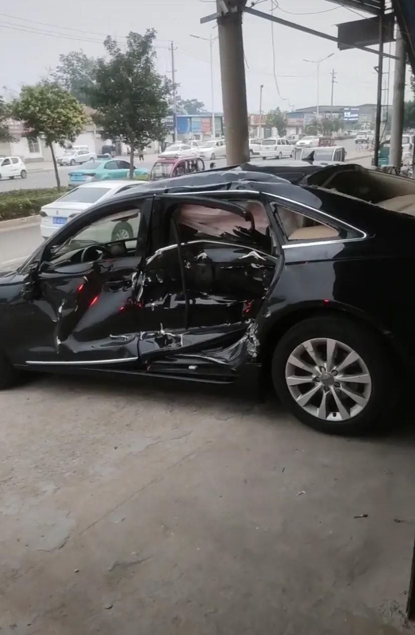 一辆奥迪轿车撞的非常严重不知道跟什么车辆撞上了