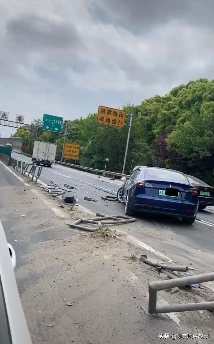 上海市闵行区一辆特斯拉轿车不知道什么原因撞了十米左右的护栏隔离带