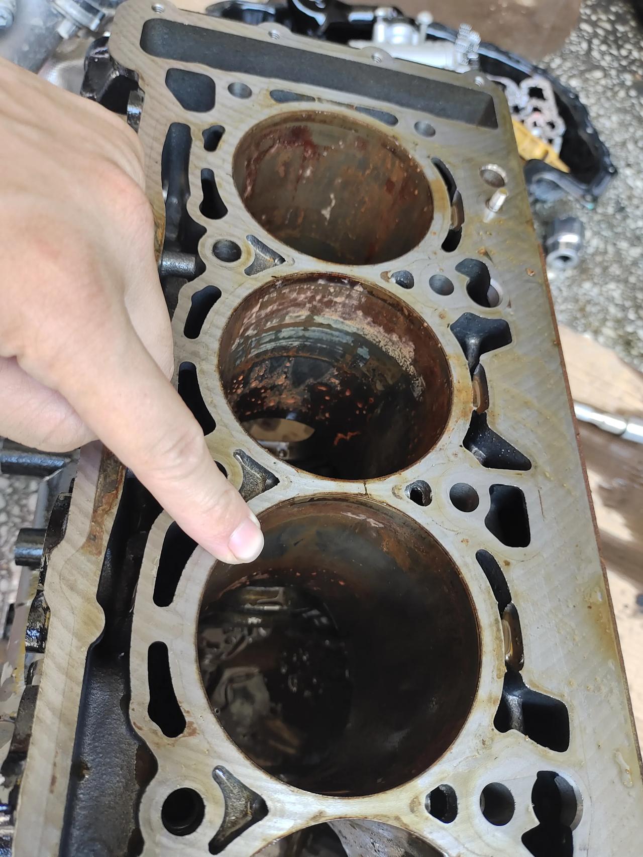 泡水车二次打火后果很严重,如果不打火在水里泡的时间长后果一样