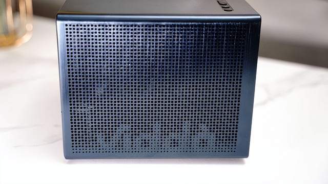 年轻人第一台4K投影仪，Vidda C1与峰米V10，谁能更胜一筹？