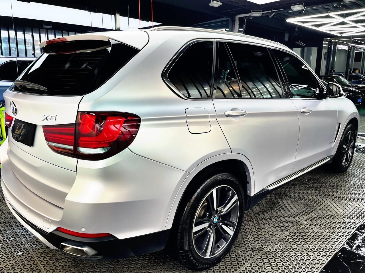 宝马x5整车改色定制给你小心心今天给大家分享的是宝马x5改色案例原车