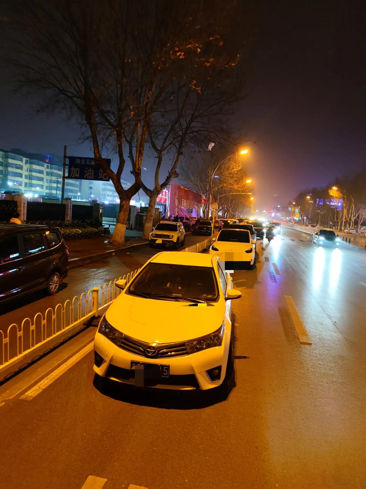 张胆的找了停车管理员指挥停车相关部晚上停车被堵图片夜间停车场