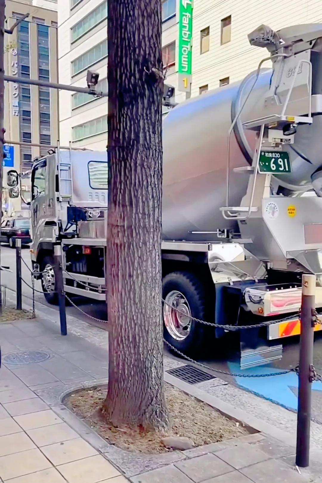 日本街头混凝土搅拌车这么干净应该是刚出厂的新车吧