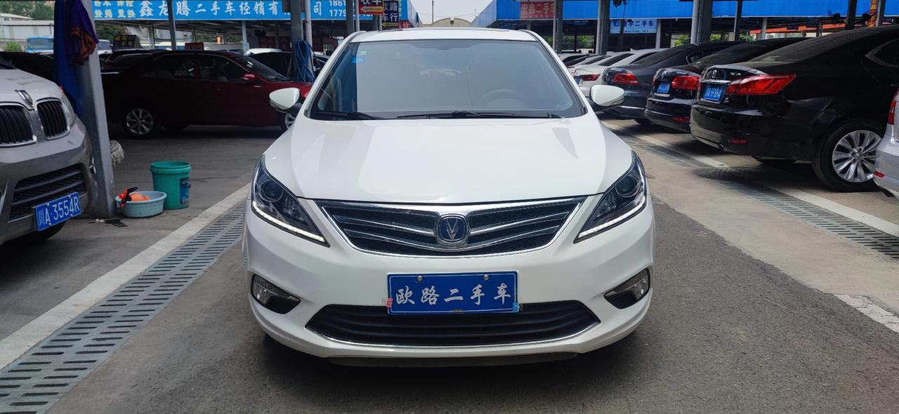 新到17年10月长安逸动白色15自动挡顶配无钥匙进入一键启动多功能方向