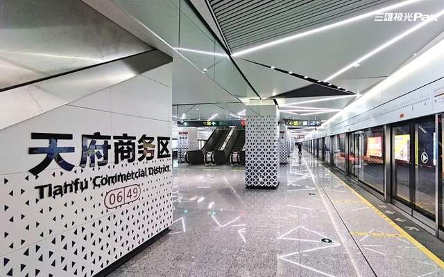 一站一景！三雄极光灯色撩人，美爆地铁圈