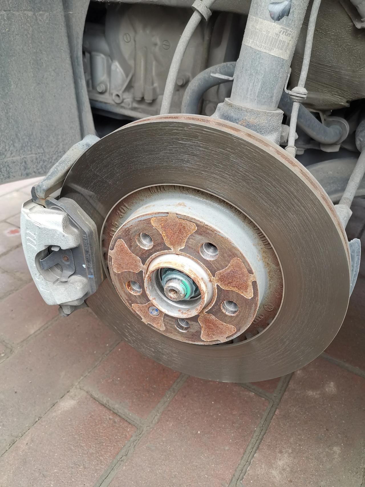 六七年的车了,平时也不是每天都开,今天出来换换轮胎,发现除了刹车片