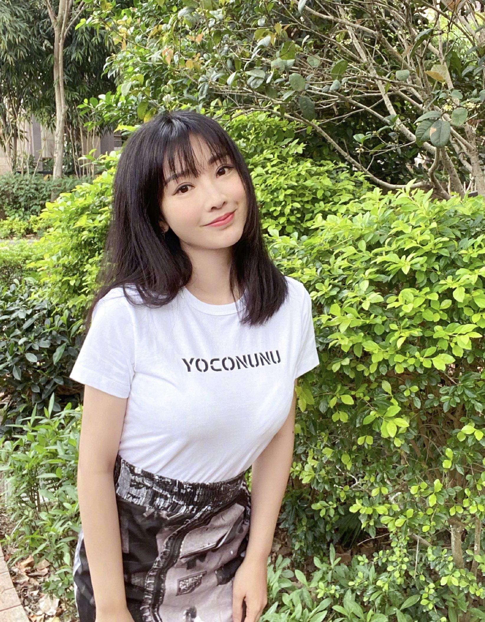 前几天,柳岩在社交媒体上分享了一组出行照片,明媚的妆容加上青春的