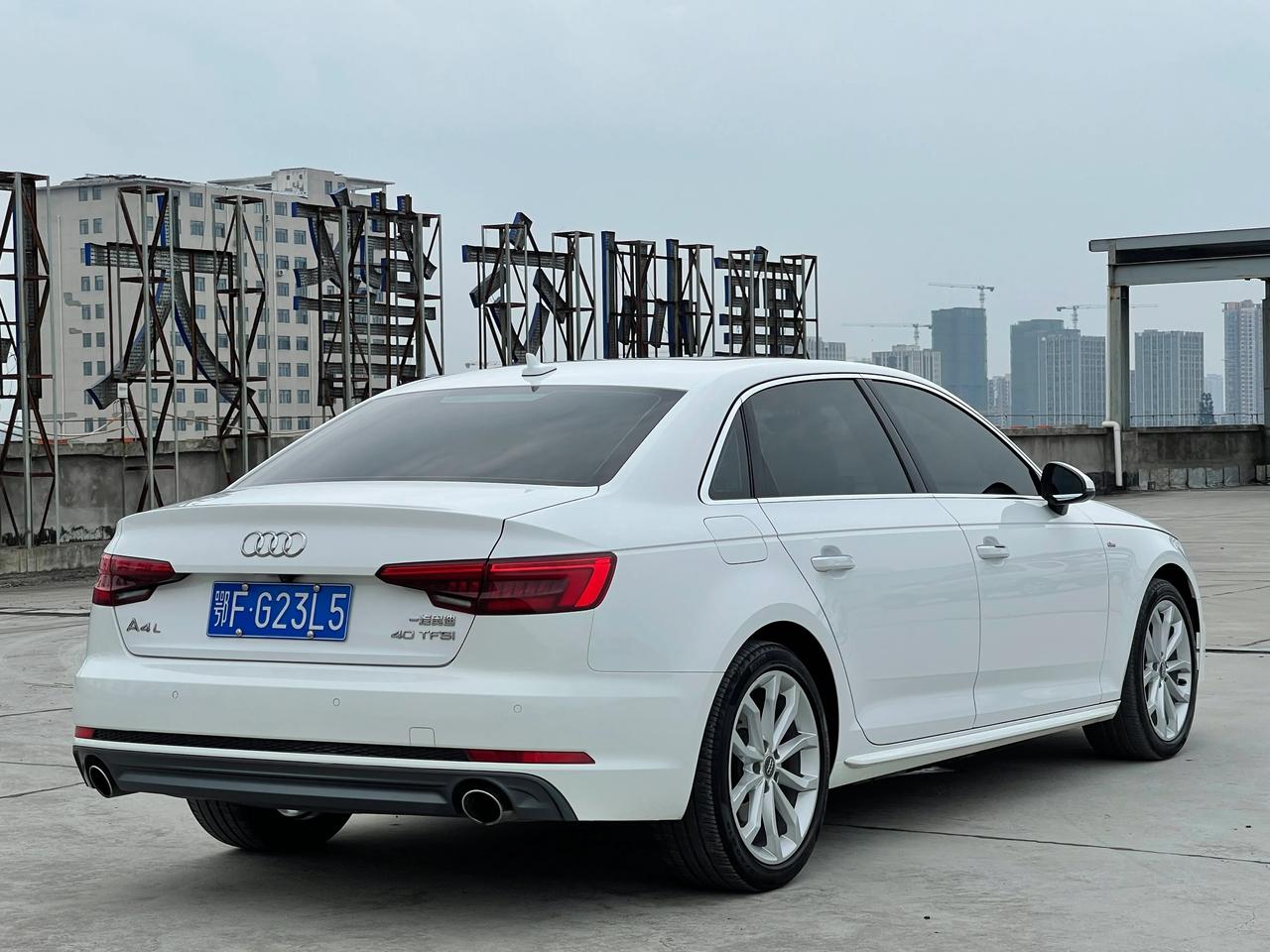 17年奥迪a4l,2.0t高配,全景天窗,稀有的米色内饰,原