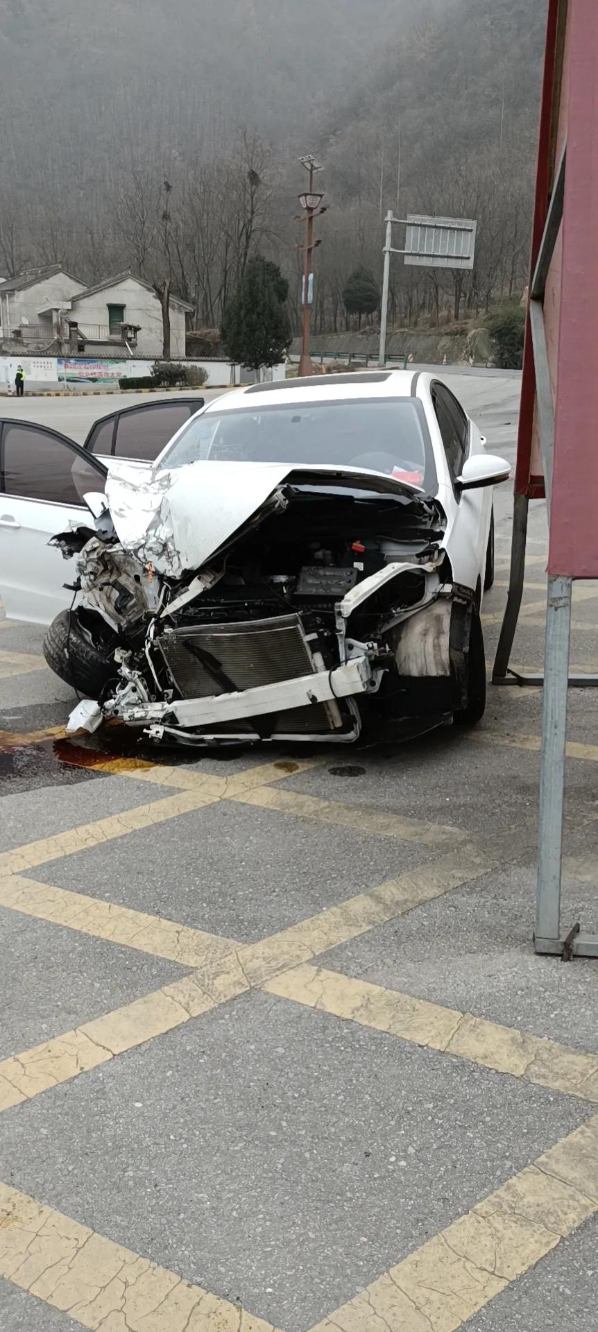 昨天开我艾瑞泽5和大货车正面撞在一起瞬间撞飞我10余米车里坐了3人副
