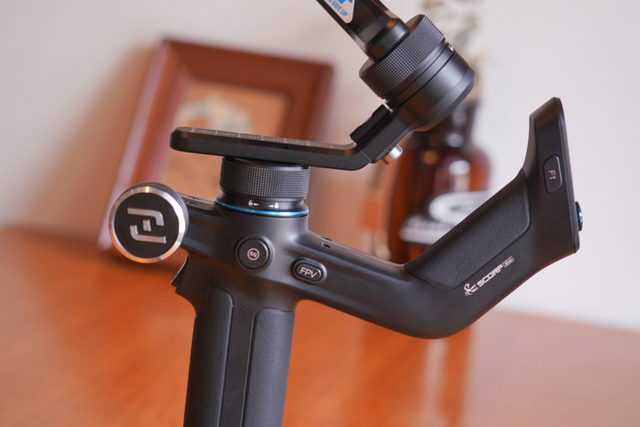 拍视频手不稳？试试这款全能稳定器，飞宇蝎子mini三轴稳定器体验