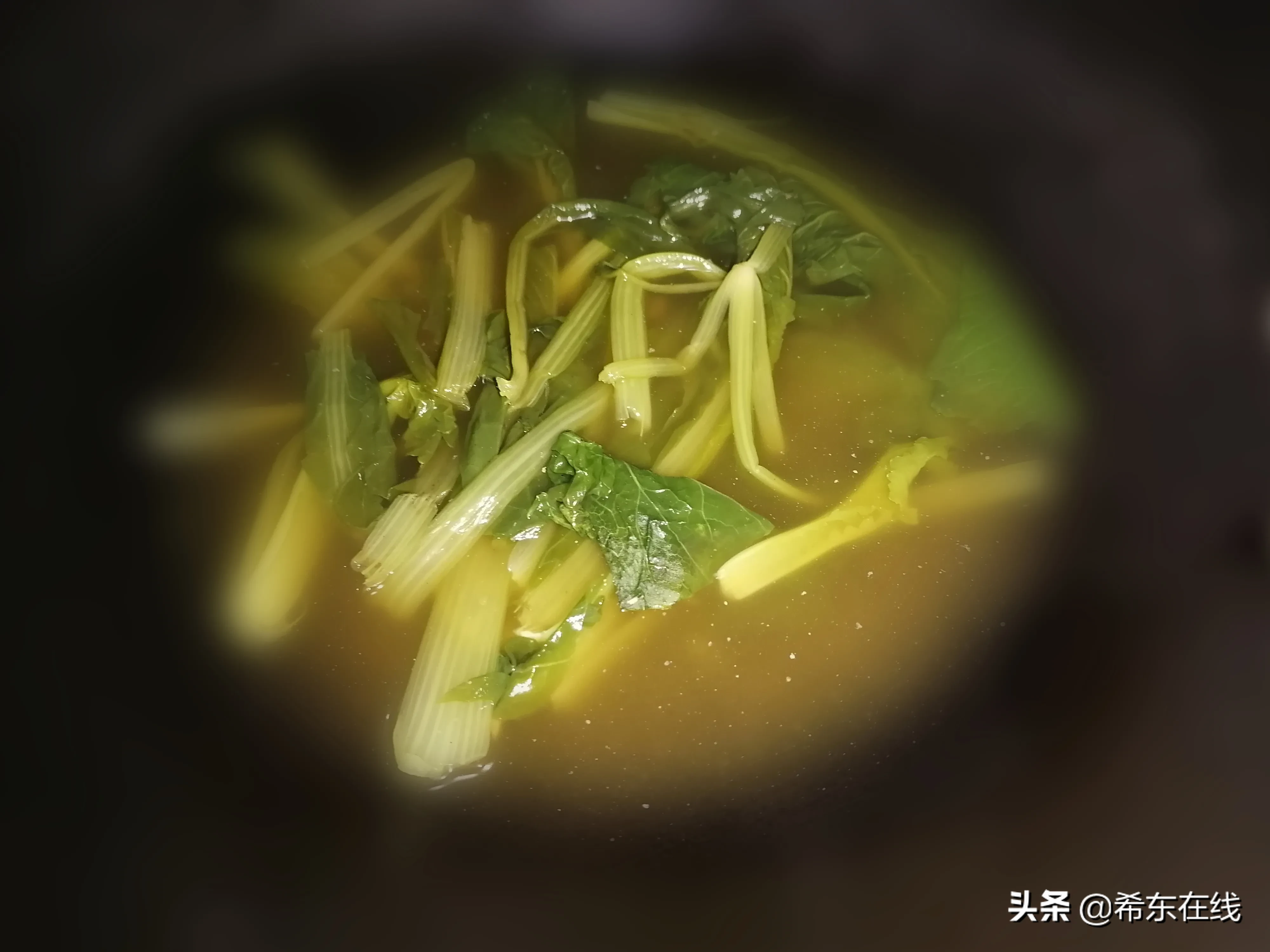 现在这个时候 一定要知足 水煮小白菜 虽然有点儿涩 不过 习惯就好了 毕竟 红烧肉的味道咱还是尝过的 想当年 那么一大块