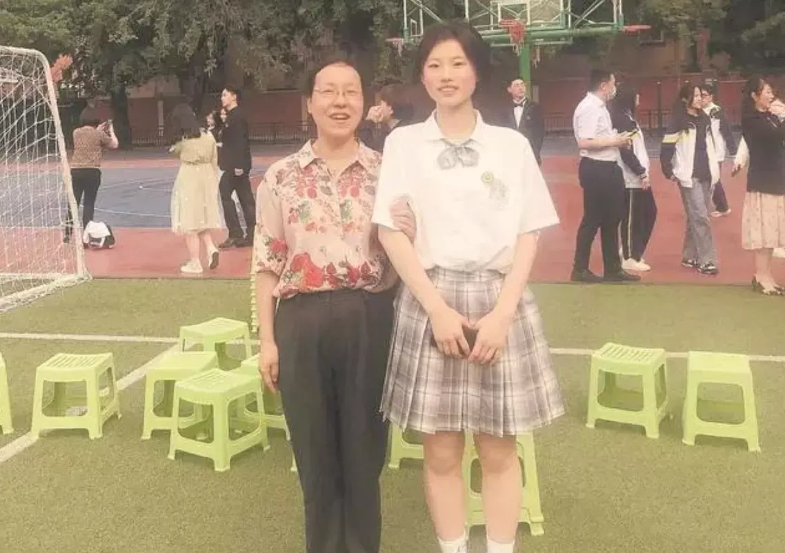 去年湖北武汉的女学霸瞿璇，高考考了693分。但是在同学眼里，她
