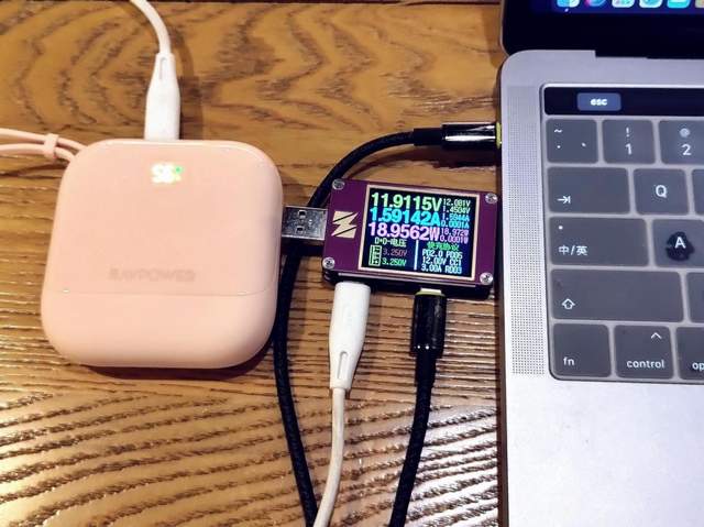 RAVPower自带线充电宝：圆润怡人设计，专为女性用户贴心而打造