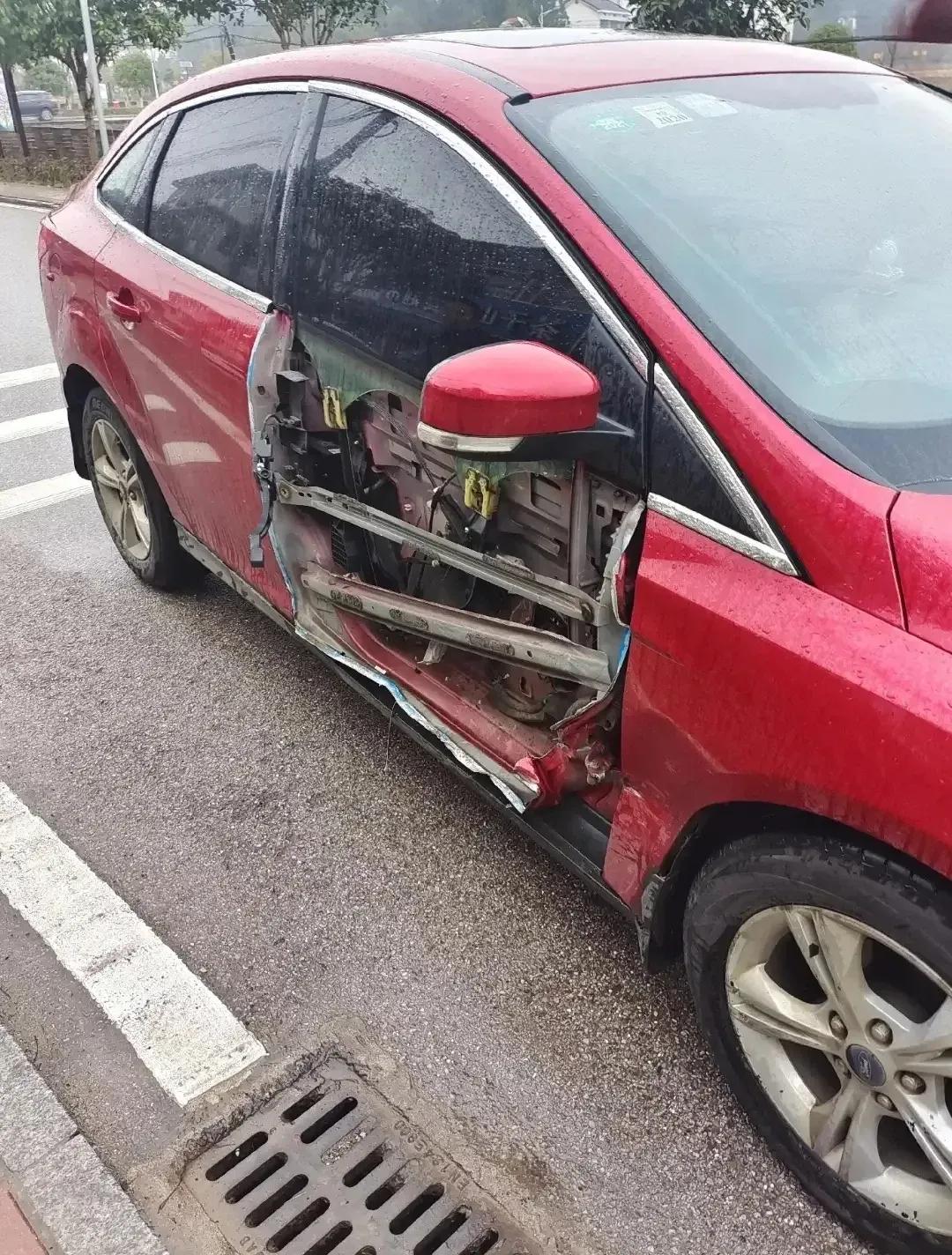 碰撞时德系车钣金扎实铁皮厚的优势体现出来了维辛匠倒胁渫计12新