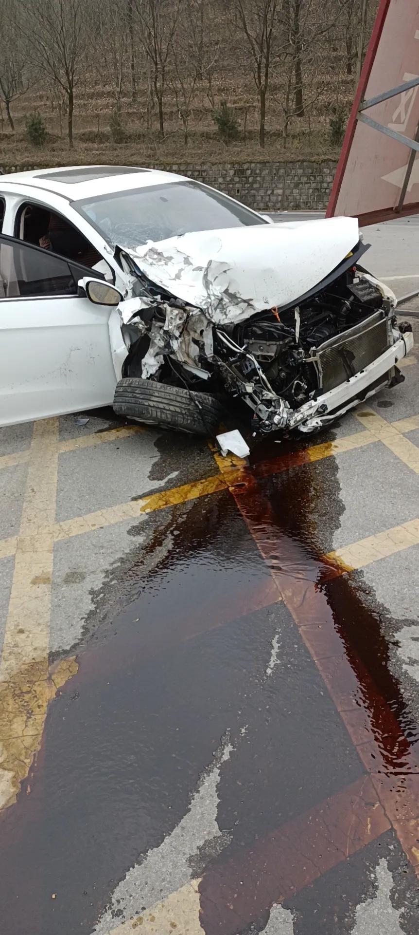 昨天开我艾瑞泽5和大货车正面撞在一起瞬间撞飞我10余米车里坐了3人副