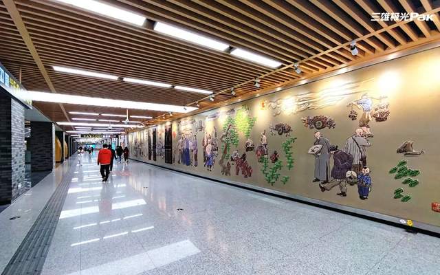 一站一景！三雄极光灯色撩人，美爆地铁圈