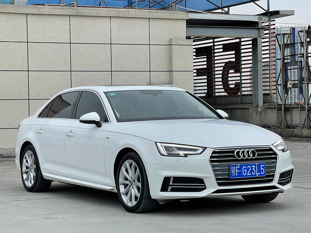 17年奥迪a4l,2.0t高配,全景天窗,稀有的米色内饰,原