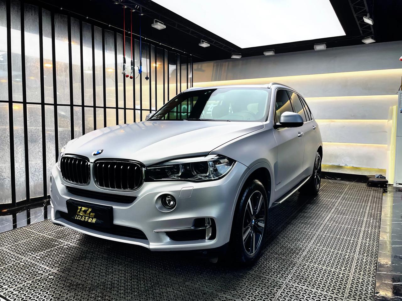 宝马x5整车改色定制给你小心心今天给大家分享的是宝马x5改色案例原车