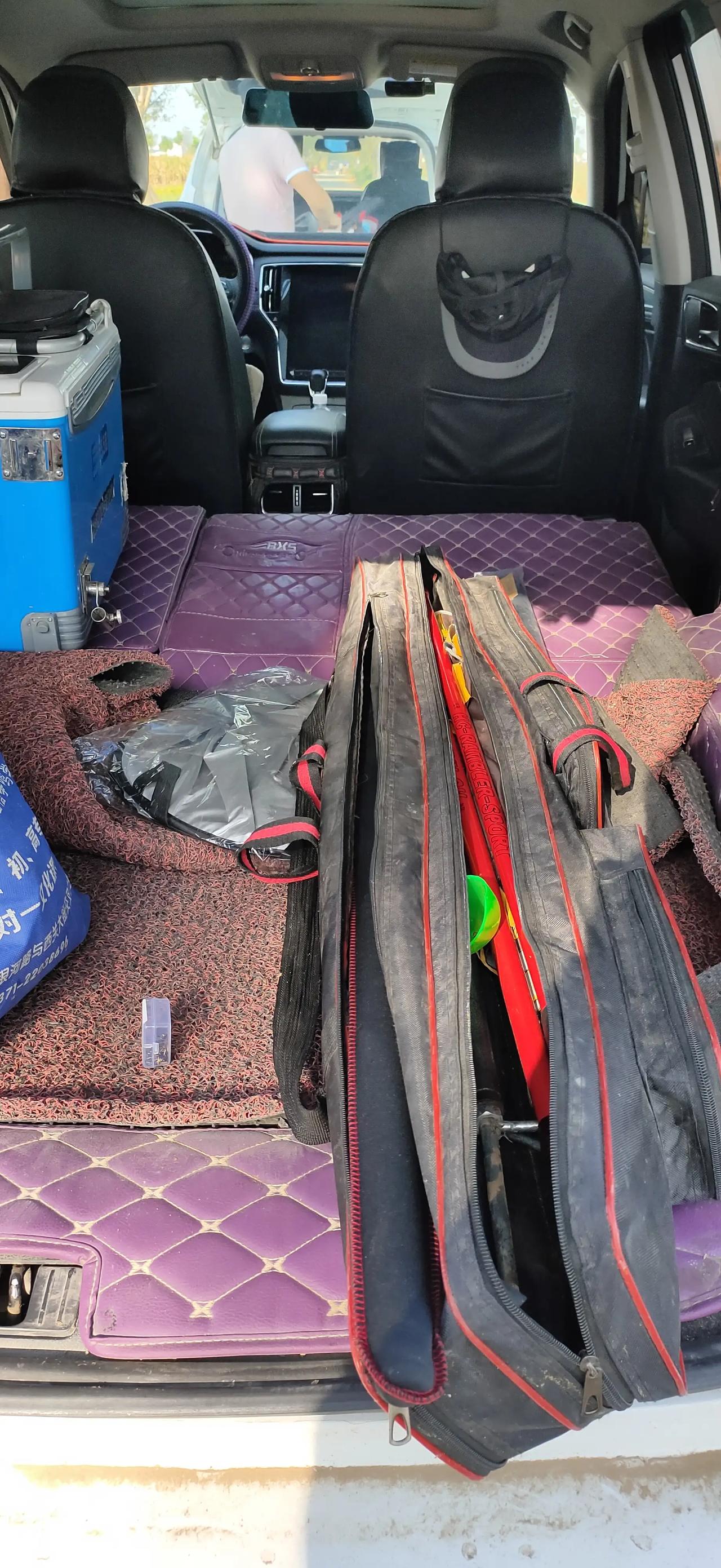 打卡美好生活回乡偶遇两辆钓鱼人的车老远就看到了车中控台上有支鱼漂