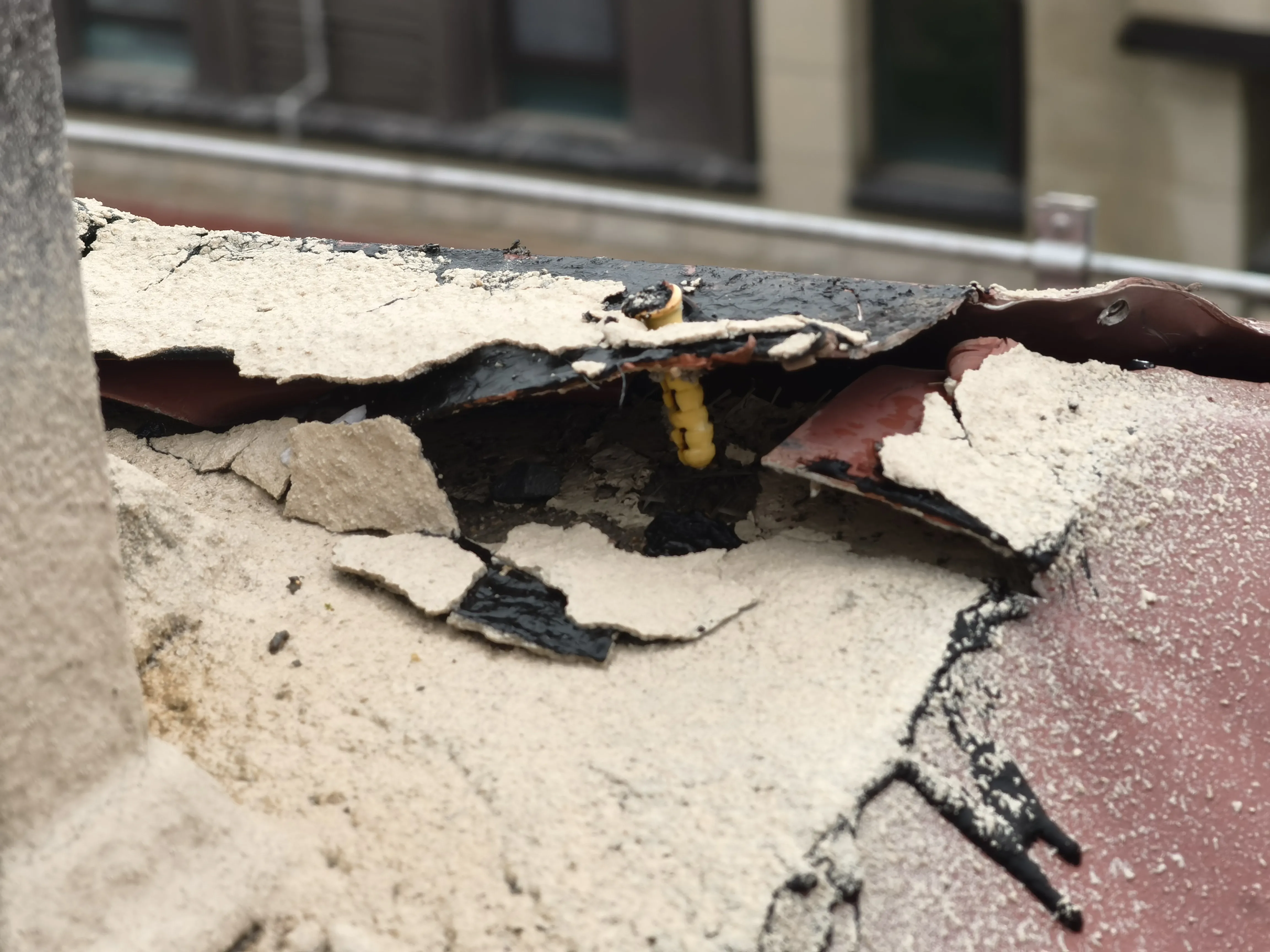 天天3.15丨​​年年修 年年漏，青岛西海岸新区昆仑首府屋面防水太糊弄