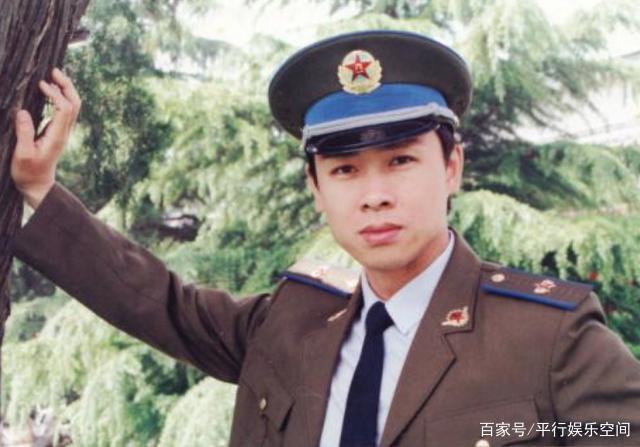 一天通过便衣警察火遍全国的胡亚捷结束拍摄回到家中看着到处乱七八糟