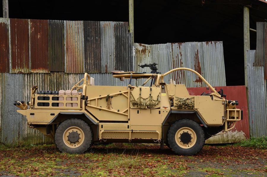 豺狼hmt 400-这是一辆7.6吨重的高机动性装甲车,该车