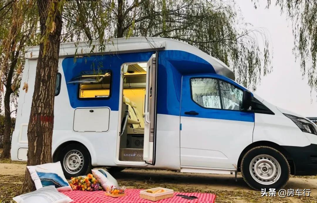 飞翔福特新全顺小飞象房车福特新全顺底盘打造,搭载2.0t汽