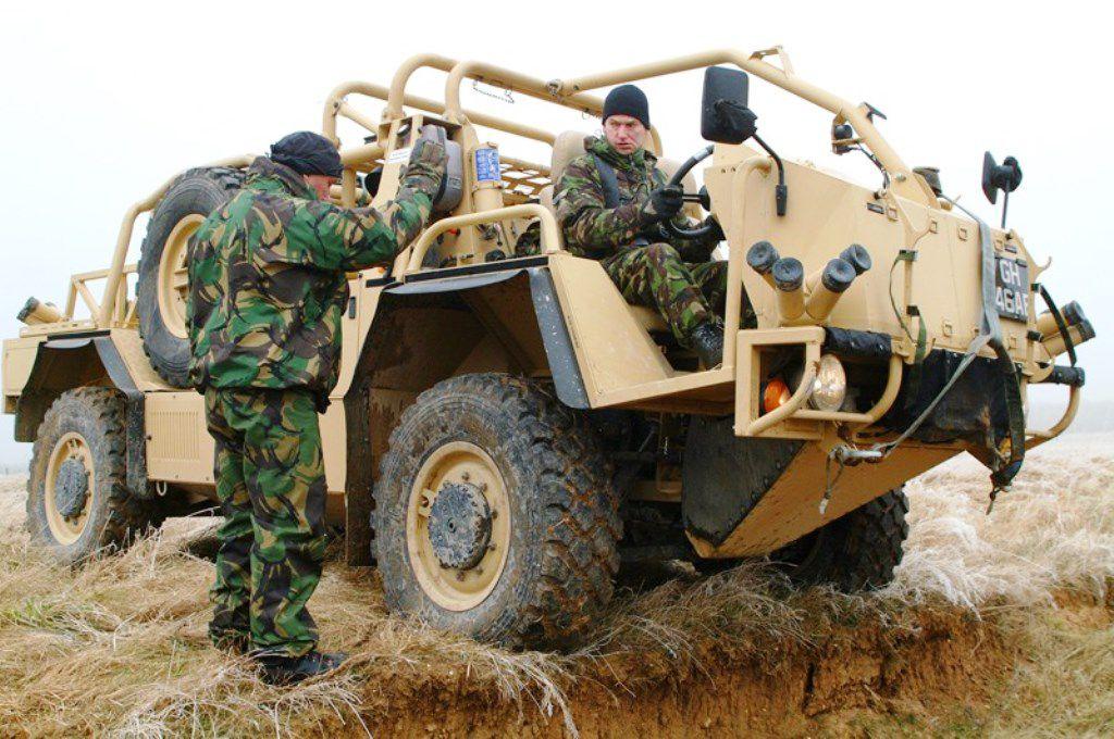 豺狼hmt 400-这是一辆7.6吨重的高机动性装甲车,该车