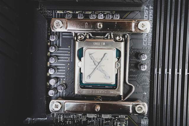 白装机三件套由艾湃电竞盖亚GAIA引领，白机箱焕发靓丽色彩