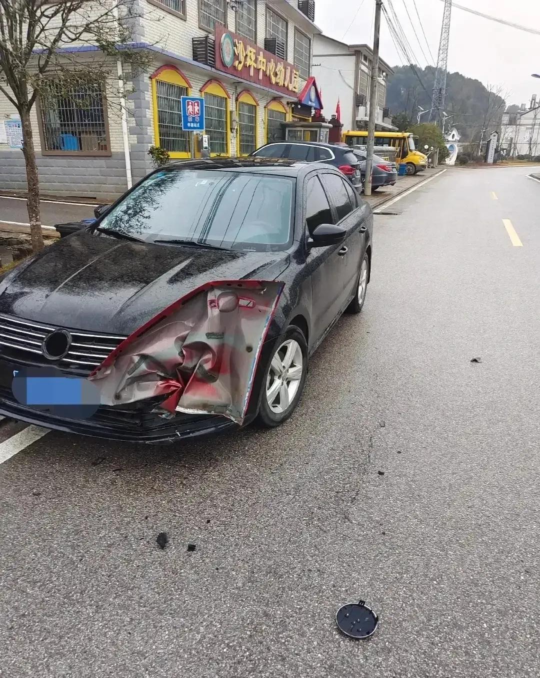 被撞的图片大众车辆剐蹭图片大众被刮蹭图片福特车被撞了的照片朗逸