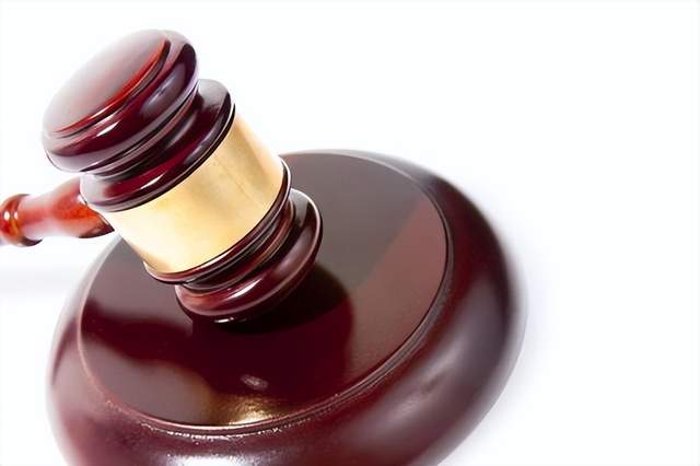 交通肇事无罪案例：重大事故不是行为人的违章行为所引起的，其行为不构成交通肇事罪