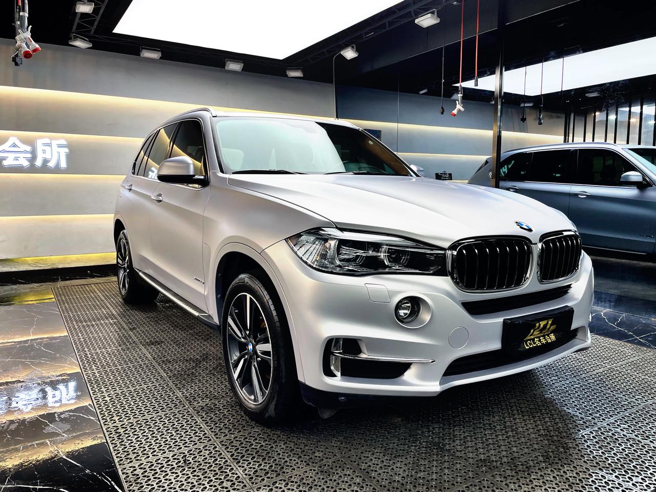 宝马x5整车改色定制给你小心心今天给大家分享的是宝马x5改色案例原车