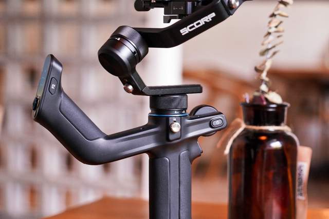 拍视频手不稳？试试这款全能稳定器，飞宇蝎子mini三轴稳定器体验
