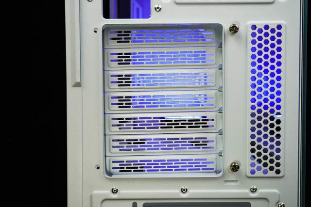 白装机三件套由艾湃电竞盖亚GAIA引领，白机箱焕发靓丽色彩