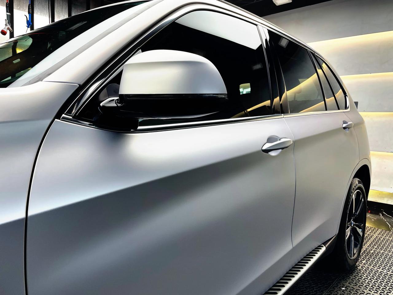 今天给大家分享的是宝马x5改色案例原车是黑色车主要求改为消光铝水银